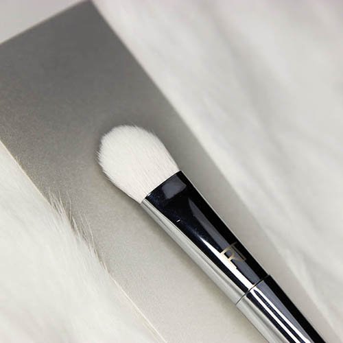 Real Techniques 200 Oval Shadow Brush